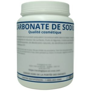 Bicarbonate de sodium en pot avec cuillère